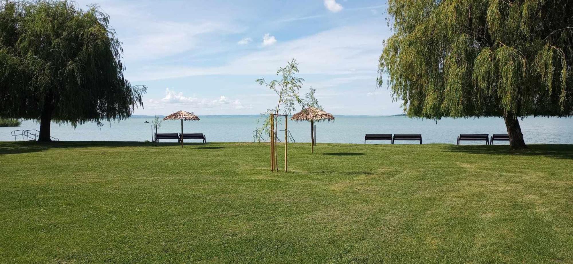 Csodakertes kisház Balatonfűzfőn Esterno foto